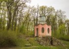 Krásný Dvůr  Čínský pavilon - Pavilon stojí nad velkým bazénem, který kdysi sloužil jako vodní rezervoár pro provoz vodopádu naproti Panovo templu. : architektura, park